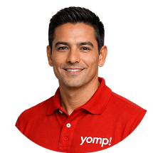 asesor de ventas Retrato de asesor de ventas sonriente con camisa roja con logo Yomp sobre fondo blanco.