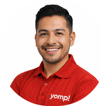 Desarrollador Retrato de desarrollador sonriente con camisa roja con logo Yomp sobre fondo blanco circular.