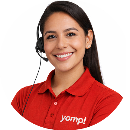 Multiagente Retrato de multiagente sonriente con uniforme rojo y auricular, representando atención al cliente de Yomp.